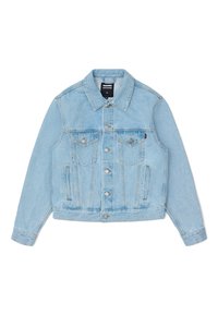 Chaqueta de denim azul claro con un cuello clásico, cierre de botones, bolsillos en el pecho con solapas y bolsillos laterales. Presenta una textura ligeramente deslavada.