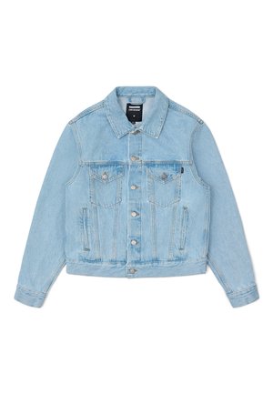 Ljusblå denimjacka med klassisk krage, knappstängning, bröstfickor med lock och sidfickor. Har en något blekt textur.