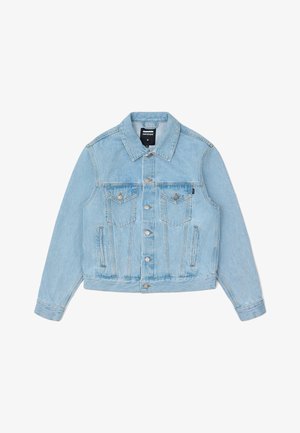 Hellblaues Denim-Jackett mit klassischem Kragen, Knopfverschluss, Brusttaschen mit Klappen und Seitentaschen. Hat eine leicht ausgewaschene Textur.