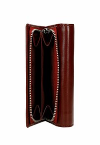 Czerwony skórzany portfel z zapięciem na zamek błyskawiczny, wyposażony w dwie główne przegrody i gładką teksturę. Wnętrze wyłożone tkaniną w kolorze dopasowanym.