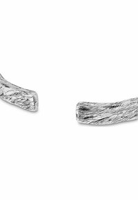 Bracciale in metallo argentato con un design testurizzato e attorcigliato. Le estremità lisce contrastano con la superficie dettagliata, mettendo in mostra uno stile moderno e artigianale.