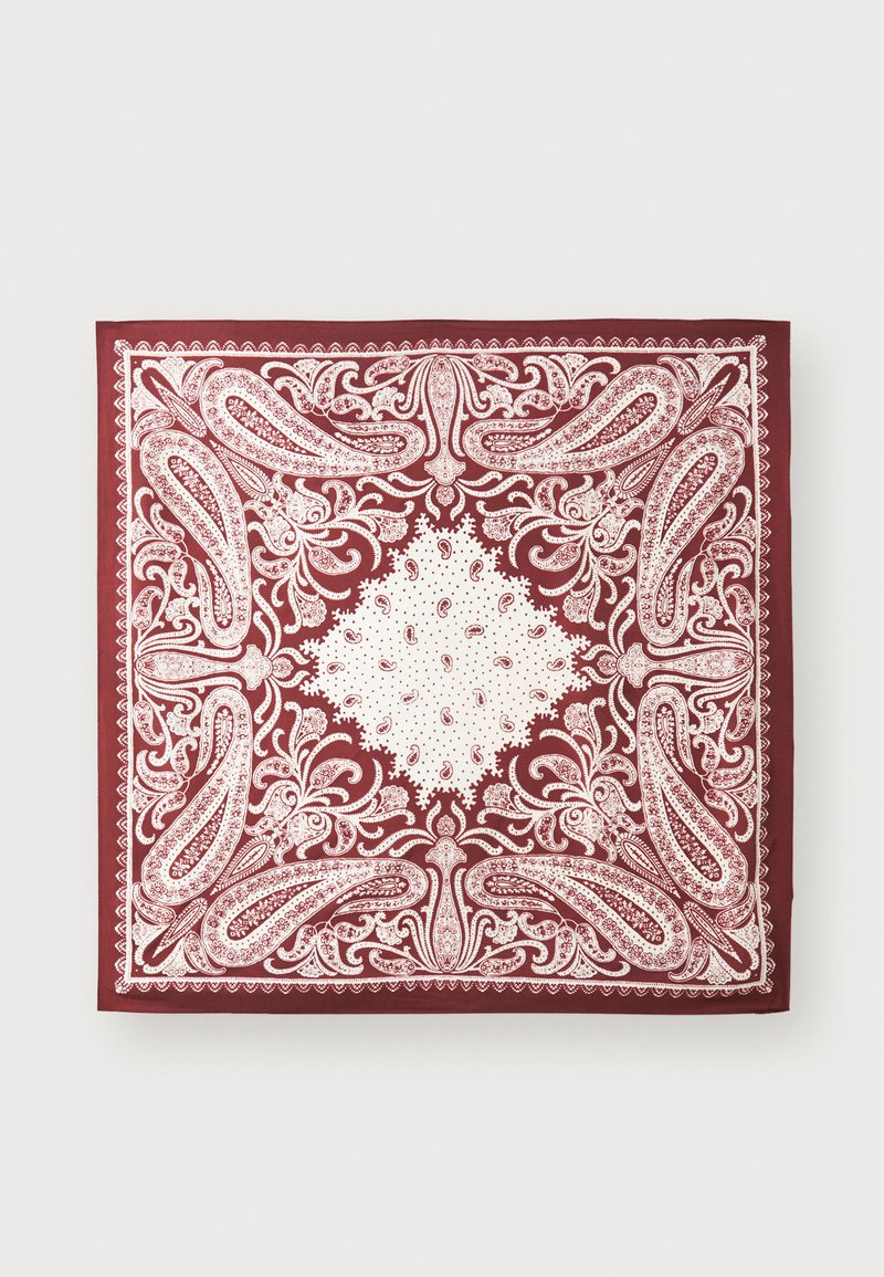 Rød firkantet tørklæde med intrikate hvide paisley- og blomsterofmønstre, accentueret med en dekorativ kant. Blødt stoftekstur.