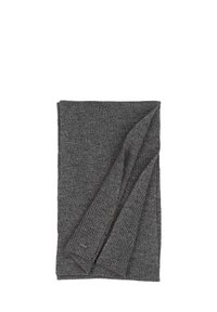 Écharpe en tricot grise avec un motif texturé, dotée d'un bord rabattu et d'un petit tag. Le tissu semble doux et a une conception épaisse.