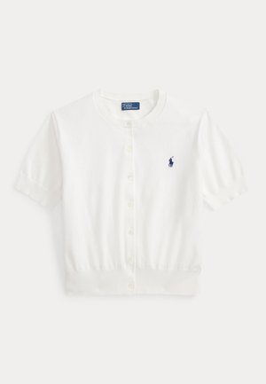 Λευκό κοντομάνικο ζακέτα με κουμπιά και ριμπ τελειώματα, με λογότυπο παίκτη πόλο σε σκούρο μπλε στο αριστερό στήθος.