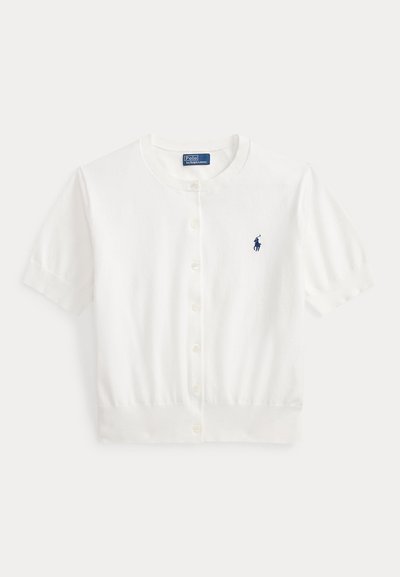 Λευκό κοντομάνικο ζακέτα με κουμπιά και ριμπ τελειώματα, με λογότυπο παίκτη πόλο σε σκούρο μπλε στο αριστερό στήθος.