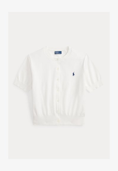 Λευκό κοντομάνικο ζακέτα με κουμπιά και ριμπ τελειώματα, με λογότυπο παίκτη πόλο σε σκούρο μπλε στο αριστερό στήθος.