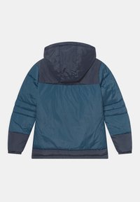 Blauw en donkergrijs gewatteerd jack met capuchon, van achteren getoond, met doorgestikte mouwen en een kleurblokontwerp.