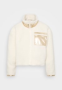 Jachetă albă din fleece cu guler înalt, având un fermoar auriu lucios, accente aurii pe buzunar și manșete, și un design scurt.
