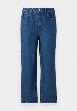 Jeans en denim bleu foncé avec un design à jambe droite. Comprend cinq poches et une fermeture éclair avec un bouton. La texture est lisse et robuste.