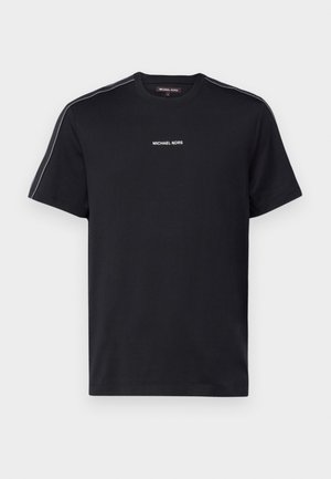 Must musta särk, millel on lühikesed varrukad, ümmargune kaelus ja valge "MICHAEL KORS" tekst rinnal, millel on kontrastsed külgtriibud.