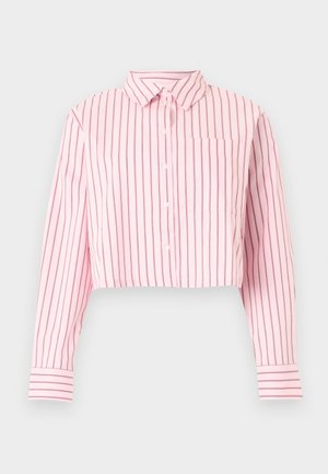 Chemise rose courte à boutons avec des rayures verticales rose foncé, manches longues, col, poche poitrine avant et poignets rayés.