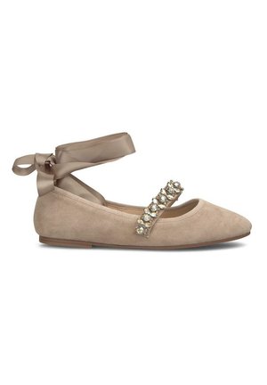 Ballerines en suède beige avec un bout pointu, dotées d'une lanière décorative en cristaux et d'un lien en satin autour de la cheville pour un maintien sécurisé. Talon plat.