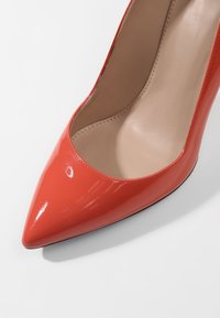 HUGO Escarpins à talons hauts - coral