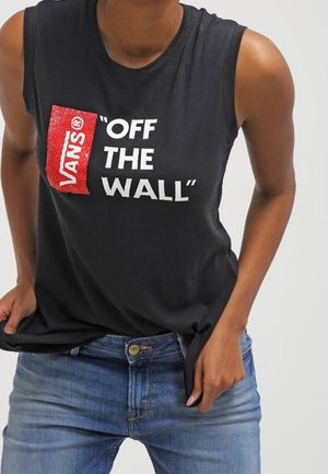 Sort ærmeløs t-shirt med rød Vans-logo og hvid tekst, der siger "OFF THE WALL." Stoffet virker blødt med en afslappet pasform.