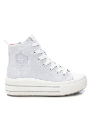 Zapatillas altas de lona gris con acentos en blanco, puntera redonda, diseño de cordones, superficie texturada y una etiqueta con el logo en el costado.