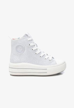 Zapatillas altas de lona gris con acentos en blanco, puntera redonda, diseño de cordones, superficie texturada y una etiqueta con el logo en el costado.