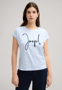 Lichtblauw en witte gestreepte T-shirt van katoen, met opgerolde mouwen en een prominent zwart scriptlogo "Joop!" op de voorkant.