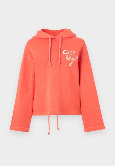 Korallfarbener kurzer Hoodie aus weichem Stoff, mit verstellbarem Kapuzenzug, langen, gesäumten Ärmeln und einem Kakteen-Design auf der Vorderseite.