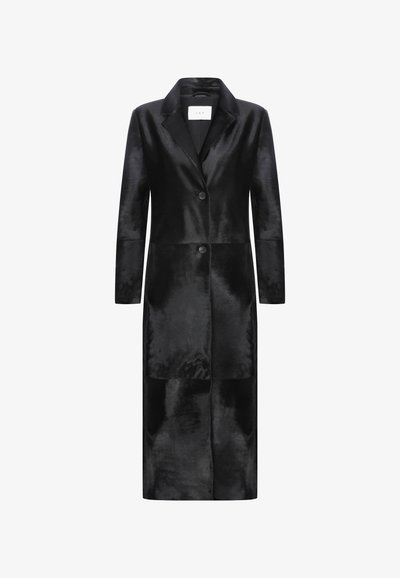 Crni, kaput dugih rukava od glatkog materijala, s rever kragnom, dva dugmeta i srednje dužine A-linije siluetu.