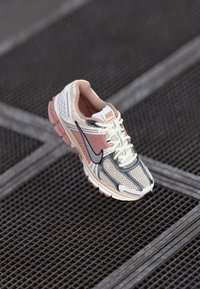 Nike Sportswear - ZOOM VOMERO 5 NEWS - Trainers - sail/pearl white/particle pink/black-white Thumbnail Image 1