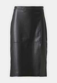 Zwarte leren kokerrok met een gladde textuur, knielange ontwerp, verticale naden en een subtiele glans. Geen zichtbare sluitingen of versieringen.