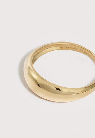 Hladký, lesklý zlatý náramok s okrúhlym, hrubým dizajnom a vnútorným gravírovaním "Persée Paris".