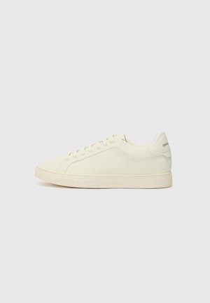 Baskets en cuir blanc au design minimaliste, avec une tige texturée et un bout arrondi. Elles sont dotées d'une semelle en caoutchouc et d'un logo discret au niveau du talon.
