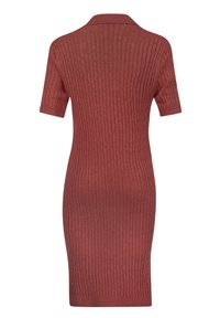 Rippendes, knielanges Kleid in Rostfarbe mit Polokragen und kurzen Ärmeln. Weiche Textur mit taillierter Passform.