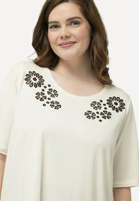 Ulla Popken HANDKERCHIEF HEM - Blusa - off white