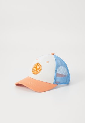 Casquette de camionneur avec un devant blanc, une visière orange et des côtés en mesh bleu. Présente un logo circulaire orange sur le panneau avant.