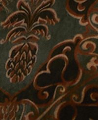 Motif textile présentant un fond vert foncé avec des motifs floraux et de pommes de pin complexes en accents marron et or.