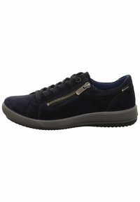 Sneaker in suede blu navy con chiusura a lacci e zip laterale, dotato di suola in gomma texturizzata e interno imbottito per il comfort.