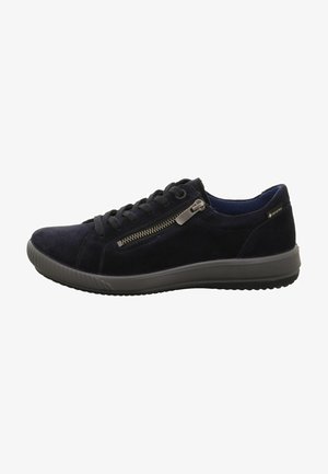 Zapatilla de ante en azul marino con cierre de cordones y cremallera lateral, que cuenta con una suela de goma texturizada y un interior acolchado para mayor comodidad.