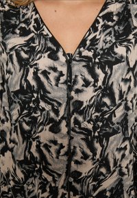 Minus MSLUISA V-NECK  - Bluse - nine iron gray print