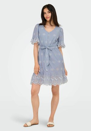 Robe bleu clair avec un devant à boutons, une ceinture nouée et une broderie florale ornée. Elle dispose de manches courtes à volants et d'un ourlet en dentelle à motifs.