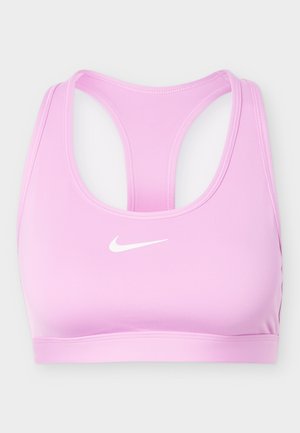 Reggiseno sportivo Nike rosa chiaro con design a schiena racer e logo Nike swoosh bianco centrato sul davanti.