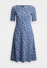 Blå blomstret kjole med korte ermer og rund hals. Laget av mykt stoff med et utsvingt skjørt, prydet med små hvite blomstertrykk.