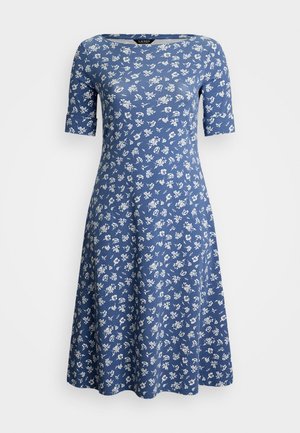 Vestido floral azul con mangas cortas y escote redondo. Confeccionado con tela suave, tiene una falda acampanada y está adornado con pequeños estampados florales blancos.