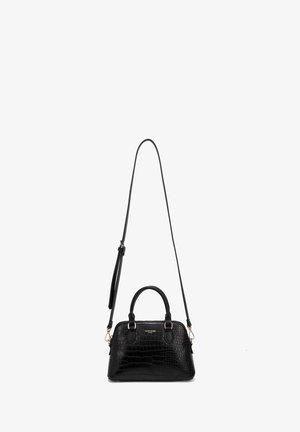 Sac à main en cuir synthétique noir façon crocodile avec double poignées supérieures et une longue bandoulière réglable, ferrures dorées, fermeture éclair.