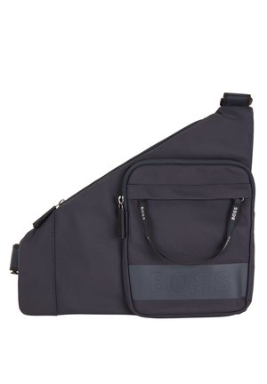 Czarna asymetryczna torba na ramię z przednią kieszenią na zamek, logo BOSS wytłoczone na przednim panelu i regulowanym paskiem na ramię.