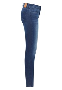 Jeans skinny din denim albastru închis cu o textură netedă. Au o talie medie, cinci buzunare și un accent din piele bej pe spate.