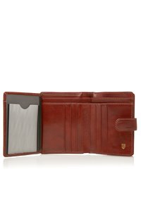 Cartera de cuero marrón oscuro con seis ranuras para tarjetas, ventana transparente para identificación y detalles de costura. Presenta un cierre con botón y un acento de logo dorado.
