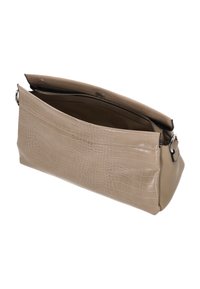 Bolso beige con textura de cocodrilo, que cuenta con un cierre de cremallera y un panel de cuero liso. Diseño de parte superior abierta para facilitar el acceso.