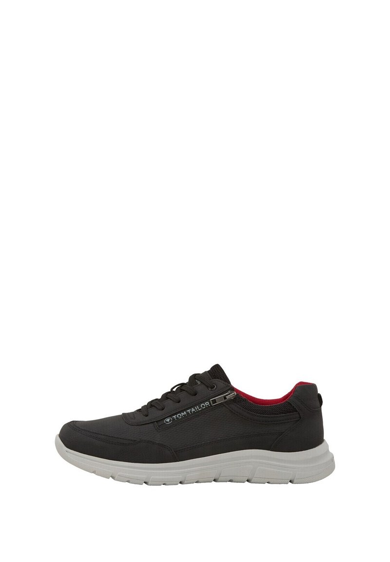 Chaussure de sport noire avec une tige respirante, semelle intermédiaire blanche et accents rouges au niveau du col. Équipée d'un système de laçage et d'un détail de logo.