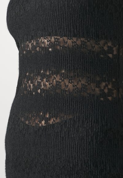 Svart strikket kjole med horisontale, gjennomsiktige blonde-striper. Stoffet har et teksturert, ribbet utseende med delikat blonderdetalj.