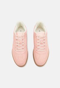 Rosa semsket sneakers med gummisåle, rund tå og teksturert søm. Har lyserøde snører og en beige fòr.