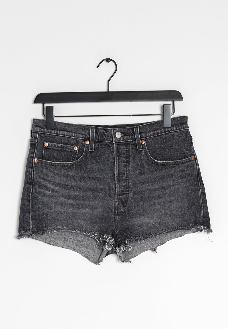 Högmidjade denimshorts i mörk tvätt, med fransad nederkant, slitna detaljer och kopparfärgad hårdvara med fem fickor.