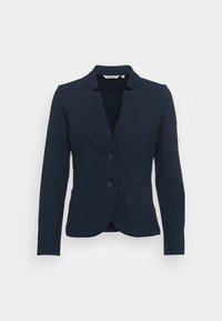 Námorně modrý dámský blazer se dvěma předními knoflíky, klopovým límcem, dlouhými rukávy a dvěma předními nakládanými kapsami na světlém pozadí.