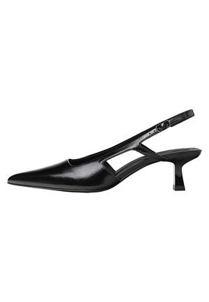 Chaussure slingback en cuir verni noir à bout pointu avec côtés découpés et petit talon kitten incurvé.
