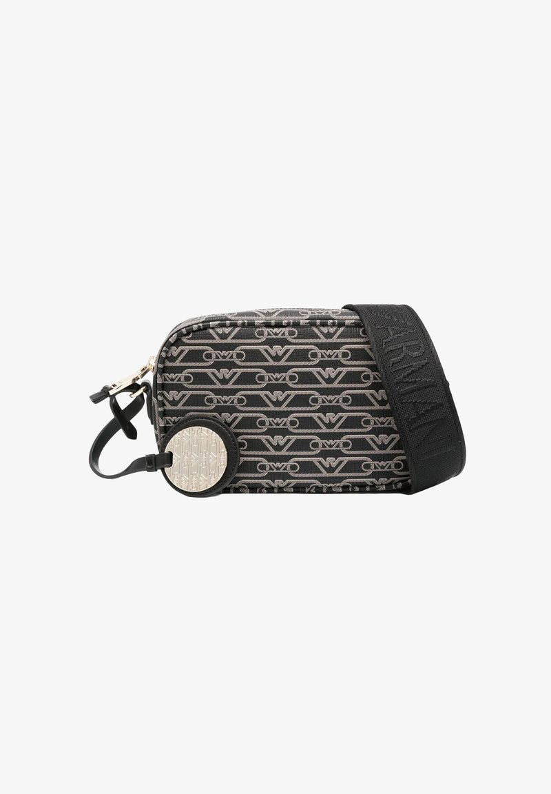 Borsa con zip stampata in nero e grigio, con motivo del logo, accento circolare texturizzato e tracolla in tessuto nero con branding in rilievo, forma rettangolare.